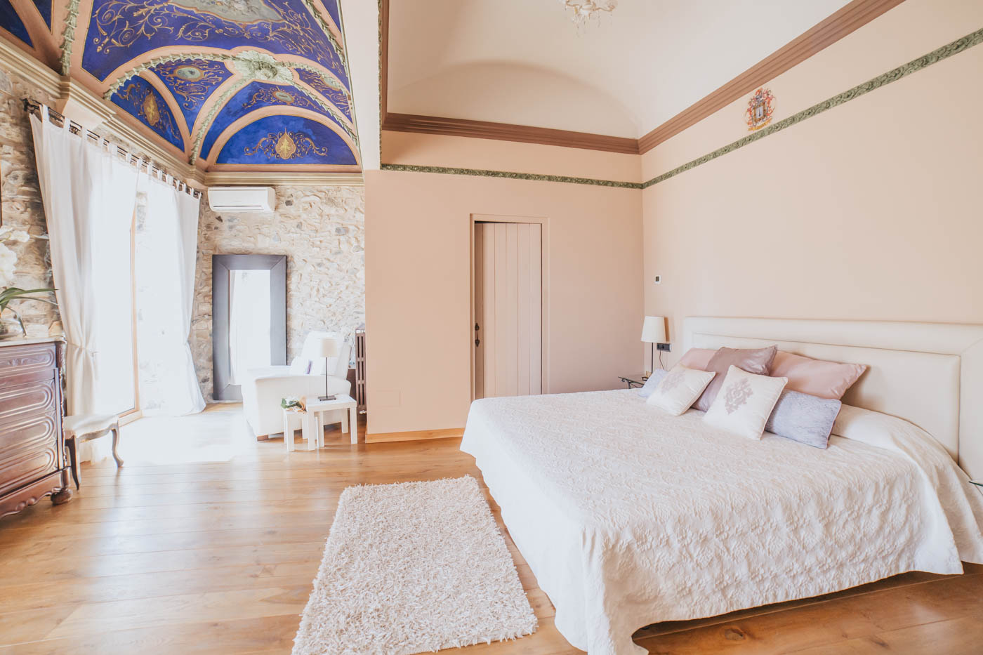 Suite Menta: dormitorio principal con terraza y vistas al mar